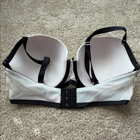 Victoria's Secret Ivory Lace Push-Up Bra & Thong with Black Trim - Picture 7 of 9